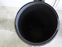 Pedaalemmer brabantia soft close. hoogte 67 cm. doorsnede 29 cm - afbeelding 3 van  3