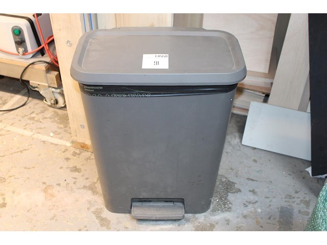 Pedaalemmer. hoogte 33 cm. - afbeelding 1 van  2