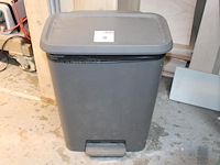 Pedaalemmer. hoogte 33 cm. - afbeelding 1 van  2