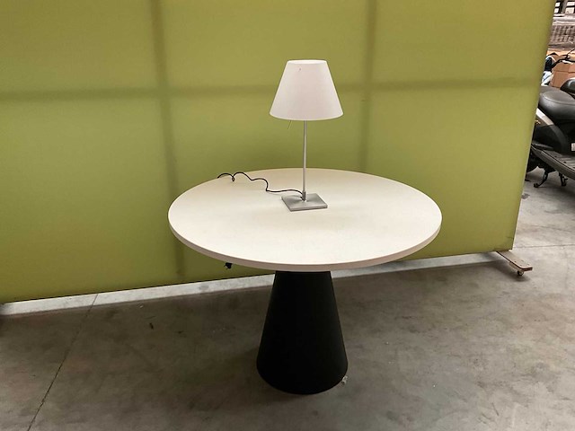 Pedrali ikon tafel en luceplan tafellamp - afbeelding 1 van  4