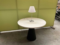 Pedrali ikon tafel en luceplan tafellamp - afbeelding 1 van  4