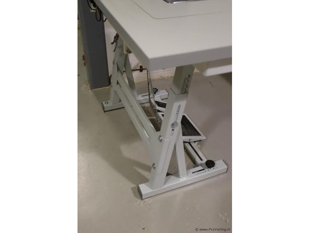 Pegasus m900-serie industriële overlock- en safety-stitch naaimachine - afbeelding 3 van  11