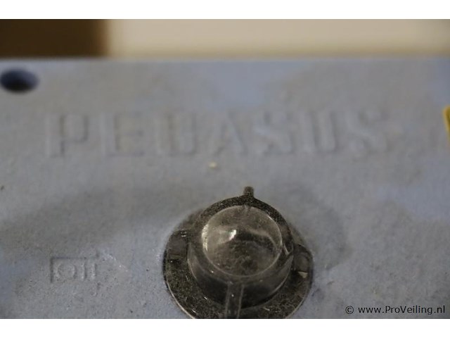 Pegasus m900-serie industriële overlock- en safety-stitch naaimachine - afbeelding 6 van  11