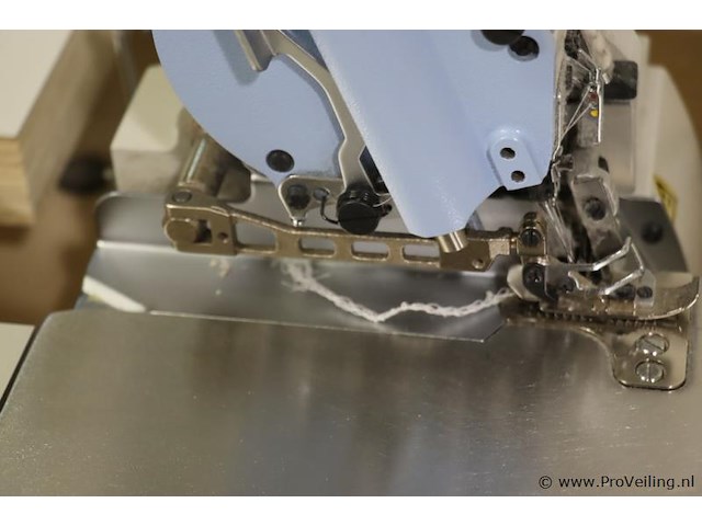 Pegasus m900-serie industriële overlock- en safety-stitch naaimachine - afbeelding 8 van  11