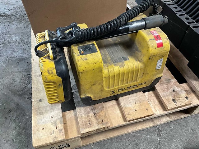 Peli 9430b rals accuverlichting en makita bouwlamp 230v - afbeelding 5 van  11