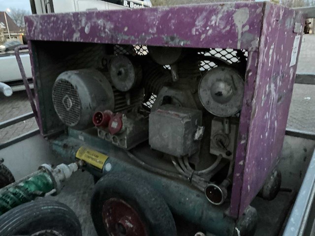 Pelicans zuigercompressor en spack-spuitunit - afbeelding 2 van  6