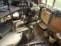 Pen- en gatmachine dangkert, staand model, met werktafel en bedieningshendel. - afbeelding 1 van  3
