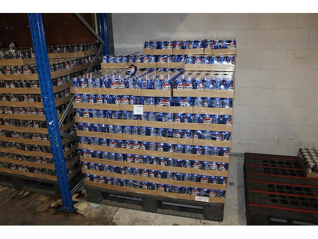 Pepsi cola. 88 trays a 24 blikken 0,33l. totaal 2112 blikken. tht 5-26. bod is inclusief 316,80 euro statie... - afbeelding 1 van  2
