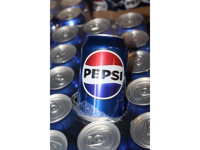 Pepsi cola. 88 trays a 24 blikken 0,33l. totaal 2112 blikken. tht 5-26. bod is inclusief 316,80 euro statie... - afbeelding 2 van  2
