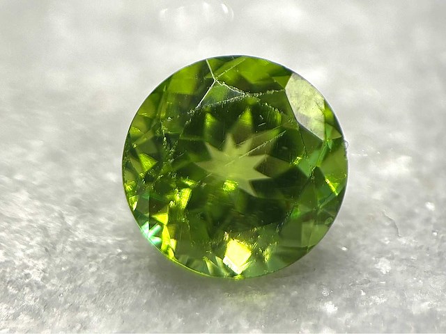 Peridoot 4.44 carat echte natuurlijke groene peridoot - afbeelding 1 van  5