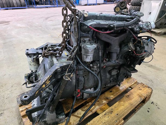 Perkins - 4 cilinder - motor blok - afbeelding 10 van  10