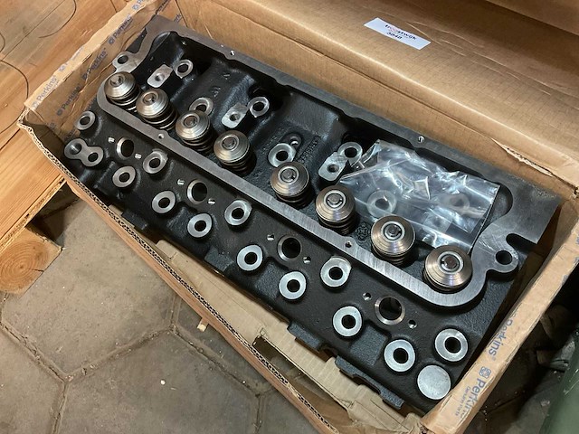 Perkins cylinder head - afbeelding 2 van  3