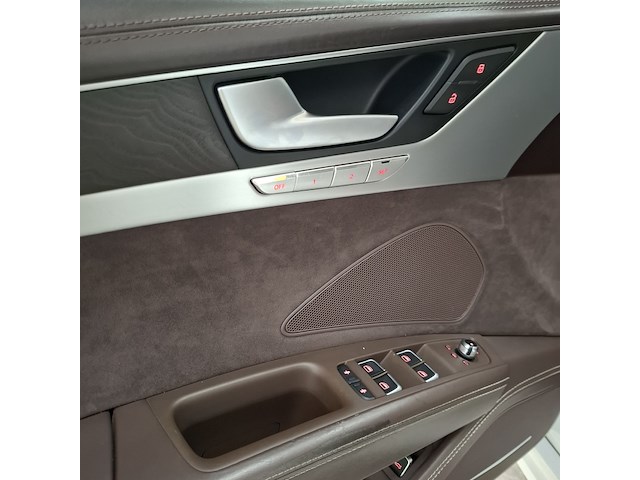 Personenauto, audi, s8 - afbeelding 16 van  35