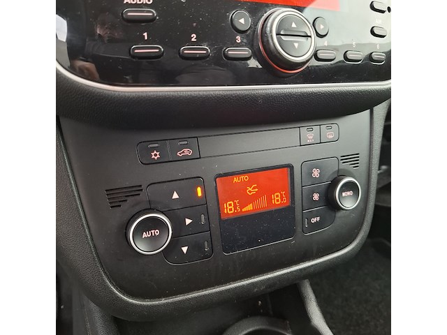 Personenauto fiat, punto evo 1.4, zwart, bouwjaar 2012 - afbeelding 16 van  38