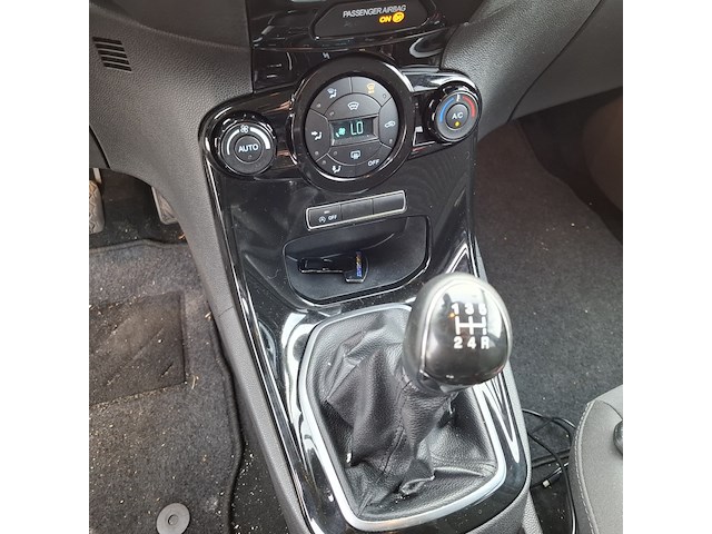 Personenauto ford, fiesta 1.6, zwart, bouwjaar 2013 - afbeelding 24 van  45