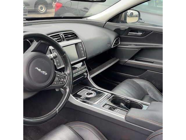 Personenauto, jaguar, xe, 2.0 d prestige, 2015 - afbeelding 3 van  17