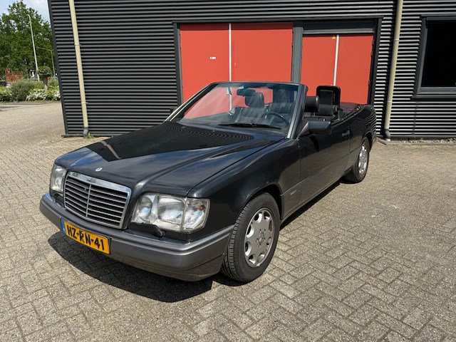 Personenauto, mercedes-benz, 200-500 (w124), 300 ce, zwart, 1986 - afbeelding 24 van  29