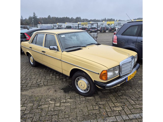 Personenauto mercedes-benz, 200 d, geel, bouwjaar 1980 - afbeelding 1 van  40