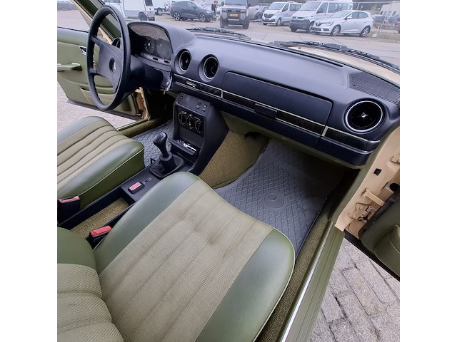 Personenauto mercedes-benz, 200 d, geel, bouwjaar 1980 - afbeelding 30 van  40