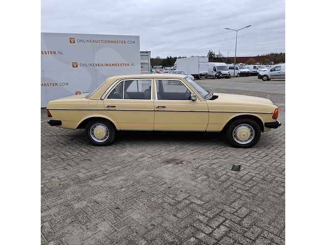 Personenauto mercedes-benz, 200 d, geel, bouwjaar 1980 - afbeelding 34 van  40