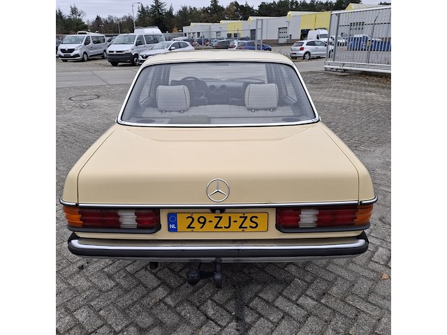Personenauto mercedes-benz, 200 d, geel, bouwjaar 1980 - afbeelding 37 van  40