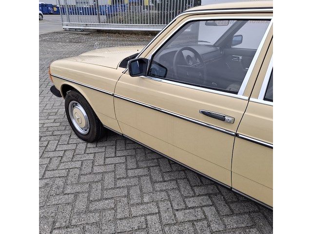 Personenauto mercedes-benz, 200 d, geel, bouwjaar 1980 - afbeelding 39 van  40