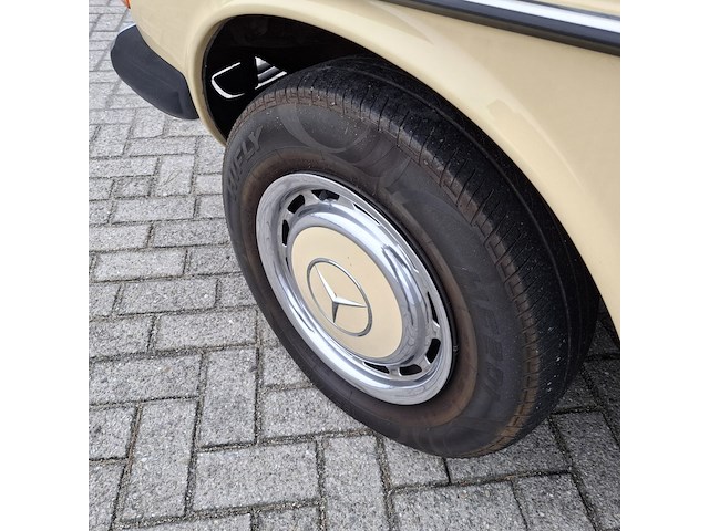 Personenauto mercedes-benz, 200 d, geel, bouwjaar 1980 - afbeelding 40 van  40