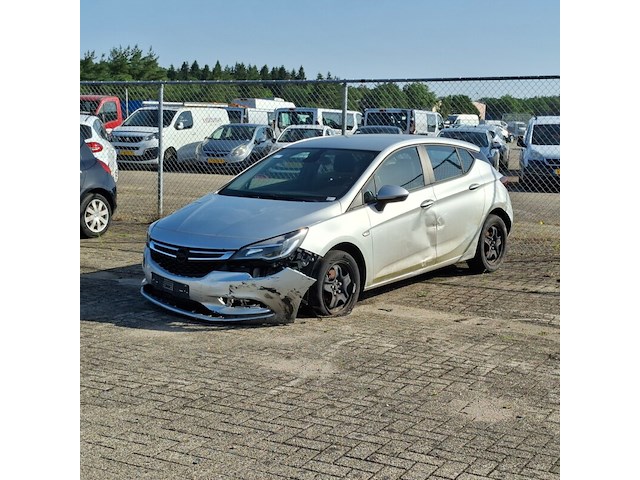 Personenauto, opel, astra, schade-auto - afbeelding 1 van  49