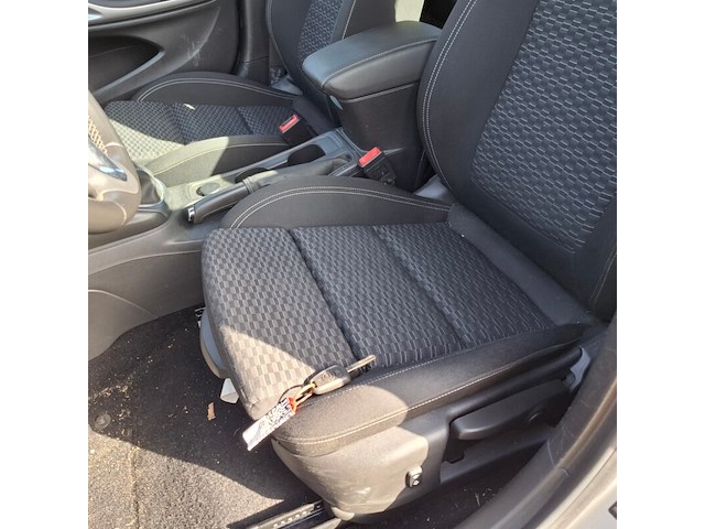 Personenauto, opel, astra, schade-auto - afbeelding 19 van  49