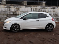 Personenauto peugeot 208 benzine 68pk 2014