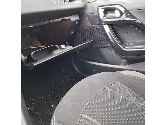 Personenauto peugeot, 208 , zwart, bouwjaar 2014 - afbeelding 15 van  47