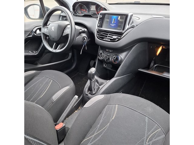 Personenauto peugeot, 208 , zwart, bouwjaar 2014 - afbeelding 27 van  47
