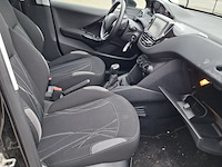Personenauto peugeot, 208 , zwart, bouwjaar 2014 - afbeelding 28 van  47