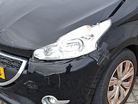 Personenauto peugeot, 208 , zwart, bouwjaar 2014 - afbeelding 35 van  47