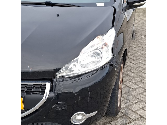 Personenauto peugeot, 208 , zwart, bouwjaar 2014 - afbeelding 36 van  47