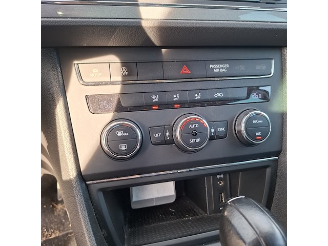 Personenauto, seat, leon - afbeelding 36 van  48