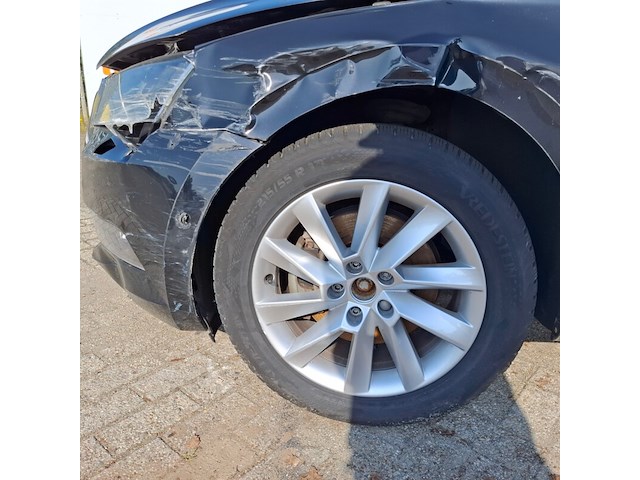 Personenauto, skoda, superb, schade-auto - afbeelding 6 van  48