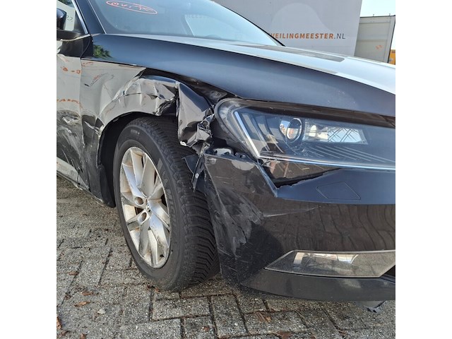 Personenauto, skoda, superb, schade-auto - afbeelding 10 van  48