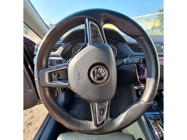 Personenauto, skoda, superb, schade-auto - afbeelding 19 van  48