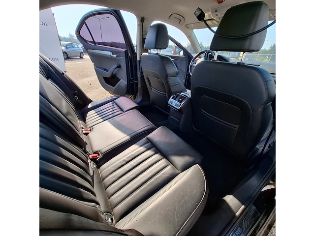 Personenauto, skoda, superb, schade-auto - afbeelding 28 van  48