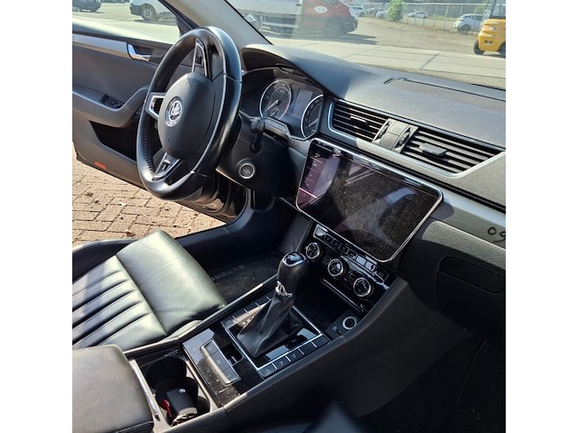 Personenauto, skoda, superb, schade-auto - afbeelding 30 van  48