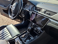 Personenauto, skoda, superb, schade-auto - afbeelding 30 van  48