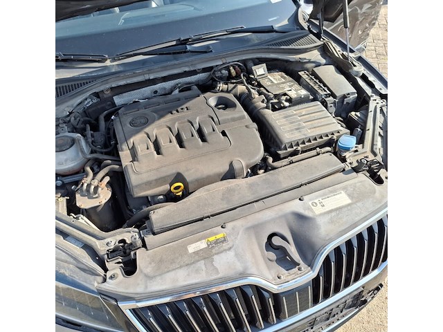 Personenauto, skoda, superb, schade-auto - afbeelding 36 van  48