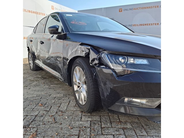 Personenauto, skoda, superb, schade-auto - afbeelding 34 van  48