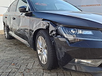 Personenauto, skoda, superb, schade-auto - afbeelding 34 van  48