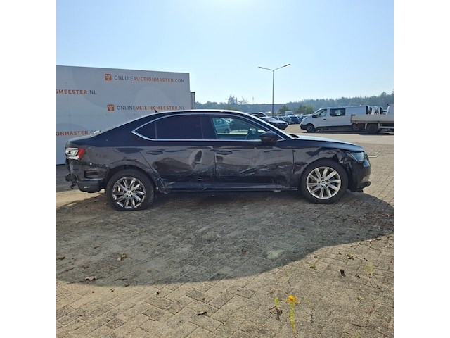 Personenauto, skoda, superb, schade-auto - afbeelding 44 van  48
