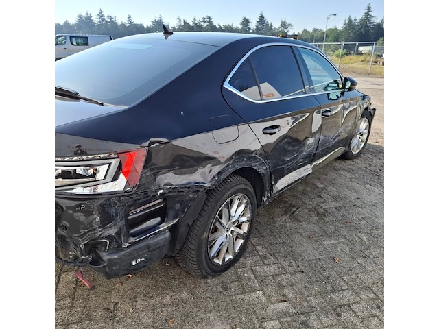 Personenauto, skoda, superb, schade-auto - afbeelding 47 van  48