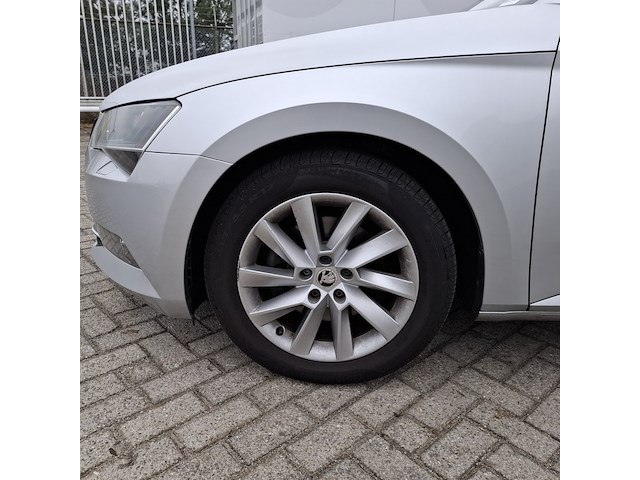 Personenauto, skoda, superb - afbeelding 10 van  47