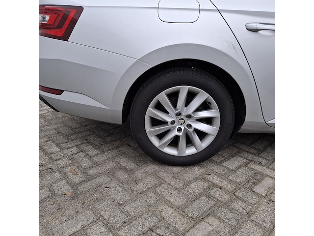 Personenauto, skoda, superb - afbeelding 12 van  47