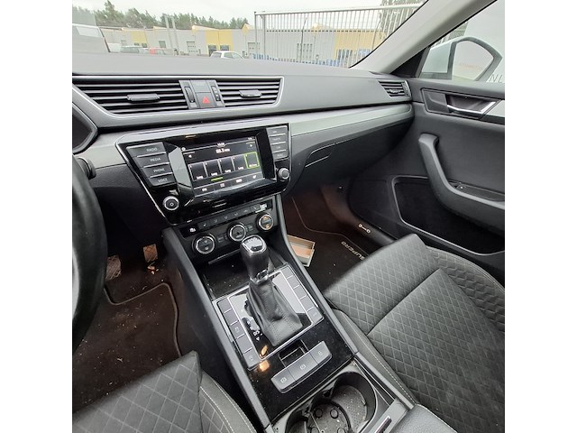 Personenauto, skoda, superb - afbeelding 32 van  47